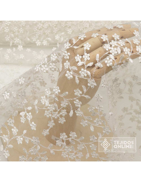 Tul Bordado Blanco Roto Con Flores – Tela con Acabado en Punta Tul Bordado Blanco Roto Con Flores – Tela con Acabado en Punta